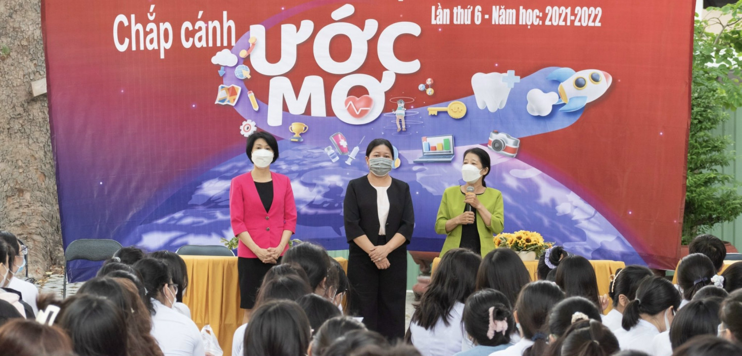 Ban Chủ nhiệm khoa Ngoại ngữ giao lưu với các bạn học sinh trường THPT Nguyễn Khuyến