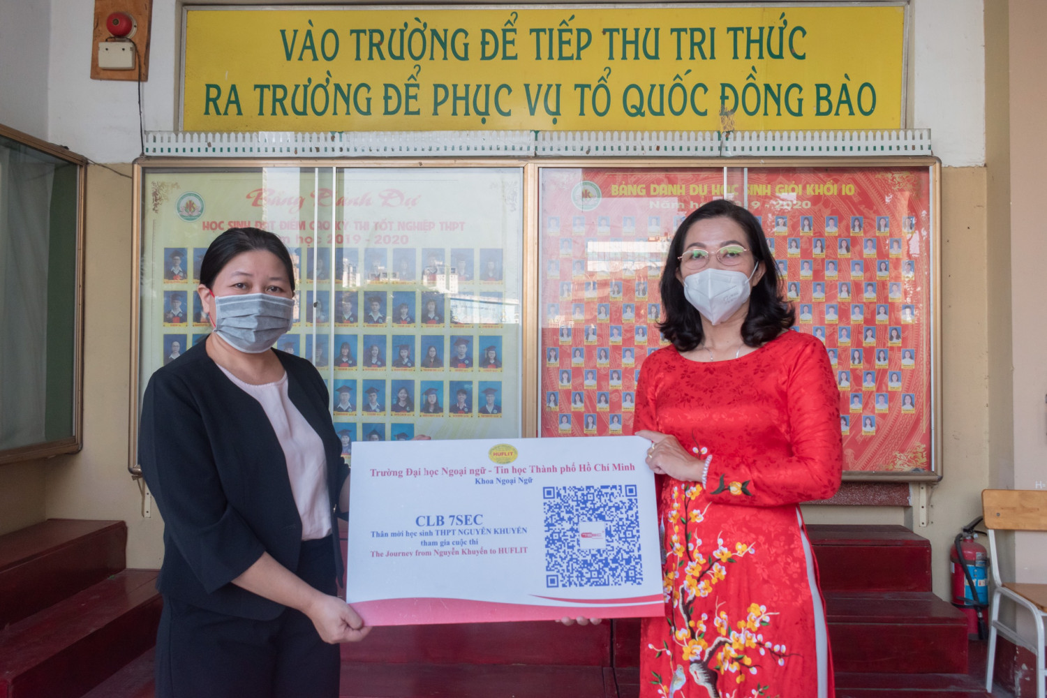 Cô Bùi Thị Thanh Trúc và cô Lê Thị Thúy Nga, Phó Hiệu trưởng trường THPT Nguyễn Khuyến